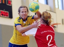 Isabel Lehrbachs Versuch, die Niederlage gegen die FSG III im letzten Angriff um ein Tor freundlicher zu gestalten, bleibt gegen die Budenheimerin Nicole Sikora ohne Erfolg, wie der Spielstand im Hintergrund zeigt.