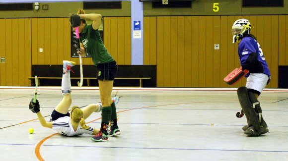 Amelie Neumann-Kleinpaul (l.) liegt im Hallenrunden-Heimspiel der vergangenen Saison gegen die TG Frankenthal auf dem Rücken. Wie damals beim 2:2 ist auch beim neuerlichen Aufeinandertreffen am Sonntag in Frankenthal von einem engen Spiel auszugehen.