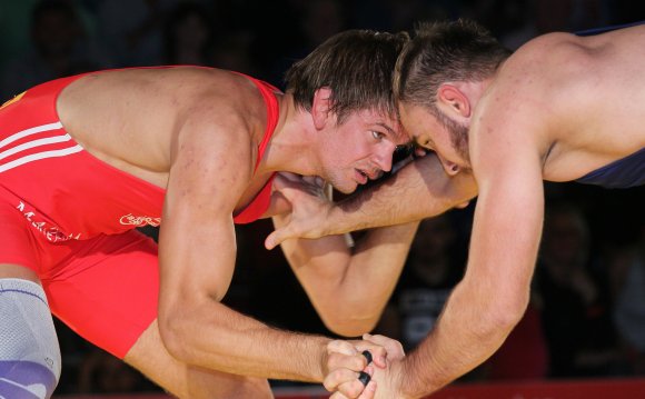 Konstantin Völks (l.) Leidenszeit soll endgültig vorbei sein. In Aalen will der 88er am Samstag wieder kämpfen.