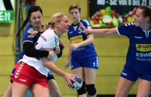 Sein Rückraum (v.l. Anika Schmitt, Kim Quetsch, Katharina Mack) gefiel SGB-Trainer Christian Grzelachowski beim Heimsieg gegen den HSV Solingen-Gräfrath ausgesprochen gut. Gelingt beim TV Aldekerk eine Wiederholung, sollte der erfolgreiche Jahresausstand drin sein.