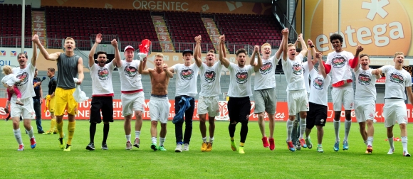 Sie haben es geschafft: Die Amateure des FSV Mainz 05 dürfen sich nach zwei Siegen gegen die TSG Neustrelitz künftig Drittligist nennen.