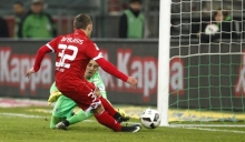 Eine Sache mit Hand und Fuß - aber nur für Schiedsrichter Robert Hartmann. Tatsächlich war der Ball frei, als Pablo De Blasis ihn ins Gladbacher Tor schoss.