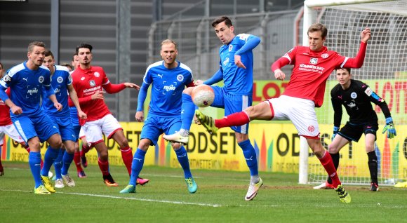 Ob aus dem Spiel heraus oder, wie hier, Matti Steinmann nach Standards: Torgefahr verströmten die Mainzer nicht.