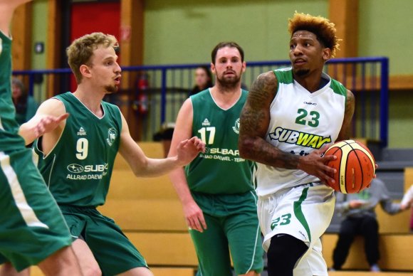 D e r Mann der vergangenen Wochen im DJK-Trikot: William Buford Barber (r.) stellte gegen den TVG Trier mit 58 Punkten einen neuen Saisonrekord auf.