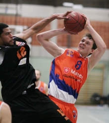 So, wie Ilja Ickert in dieser Szene trotz der Attacke von Sebo Krubally durchzieht...