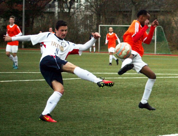 Stephan Bröker zieht ab, der Budenheimer Zaami Osman Bookh versucht vergeblich den Ball zu blocken.