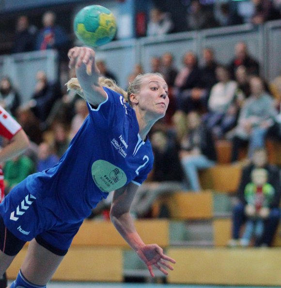Carina Koepcke besorgte durch dynamische Antritte am Ende eines engen Spiels die entscheidenden Tore zum Heimsieg gegen die TSG Friesenheim, der zum Jahresende mit der bisherigen Saison versöhnt.