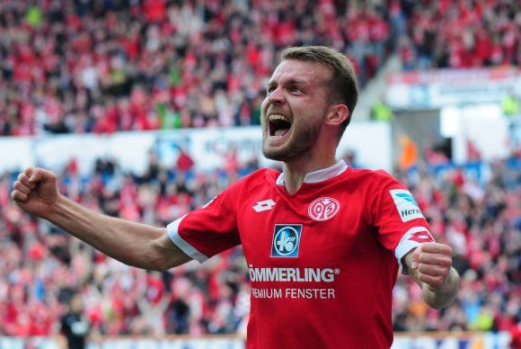 Freut sich über die vorzeitige Verlängerung: Daniel Brosinski.