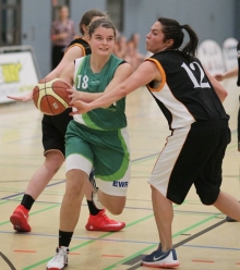 Klare Sache: Annika Braun (l.) und die DJK Nieder-Olm ließen sich von der TSG Heidesheim (r., Natascha Blank) nicht stoppen.