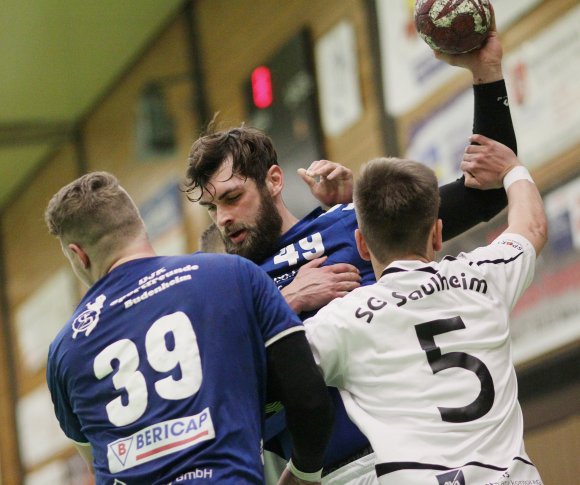 Zwei, die nicht bis zum Ende dabei waren: Kevin Knieps (l.) und Philipp Becker kassierten gegen den TuS Dansenberg in der zweiten Halbzeit Rote Karten, so dass den Sportfreunden angesichts einiger fehlender Stammspieler die Qualität fehlte, um gegen den Tabellenführer zu bestehen.