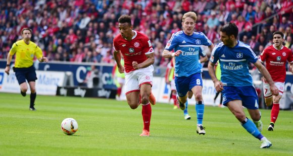 Einen Angriff von Lewis Holtby (M.) müssen Karim Onisiwo und die 05er am Samstag nicht befürchten. Der Ex-Mainzer ist gesperrt.