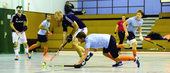 Sebastian Blatt, hier bei der 5:6-Auftaktniederlage in die Hallensaison 2015/16 gegen den damaligen Aufsteiger Wiesbadener THC, wird diesmal als elfter Feldspieler die Ersatzmannrolle einnehmen.