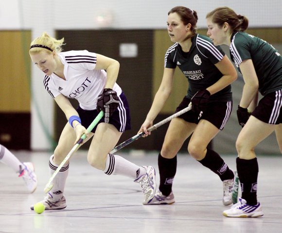 In der vorigen Runde kassierten Amelie Neumann-Kleinpaul und der TSV Schott gegen den 1. Hanauer THC eine 2:3-Heimniederlage, die Gäste wurden am Ende Vizemeister, der TSV Dritter der Hallenrunde.