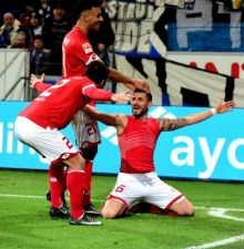 Sehet her und staunet: Soeben hatte Danny Latza seinen dritten Treffer beim 3:1-Sieg der 05er gegen den HSV erzielt. Giulio Donati will und Karim Onisiwo sind die ersten Gratulanten.