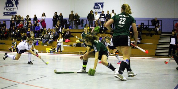 Die Neue im Schott-Angriff, Larissa Dolezilek (l.), war mit ihren drei Treffern maßgeblich am ersten Saisonsieg in der Hallenrunde beteiligt. Hier bringt sie ihre Mannschaft erstmals in der Partie gegen den 1. Hanauer THC mit 4:3 in Führung.