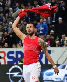 Zum Nackischwerden: Nach seinem dritten Bundesligator nahm Danny Latza die Gelbe Karte wegen Trikotausziehens gerne in Kauf.