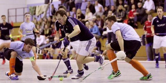 Max Dürkop versucht sich durchzuarbeiten. Gegen eine kompakt stehende Wiesbadener Abwehr waren die Passwege für den TSV Schott meist zugestellt.