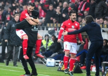 Soeben hat Danny Latza sein erstes Bundesligator erzielt. Sein erster Weg führt ihn zu Fabian Frei, derweil Trainer Martin Schmidt den Treffer mit Giulio Donati jubeln wird über…