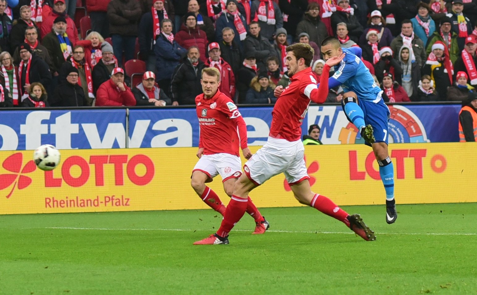 Bobby Wood hatte die Hamburger nach einem schnellen Angriff mit diesem Schuss in Führung gebracht…