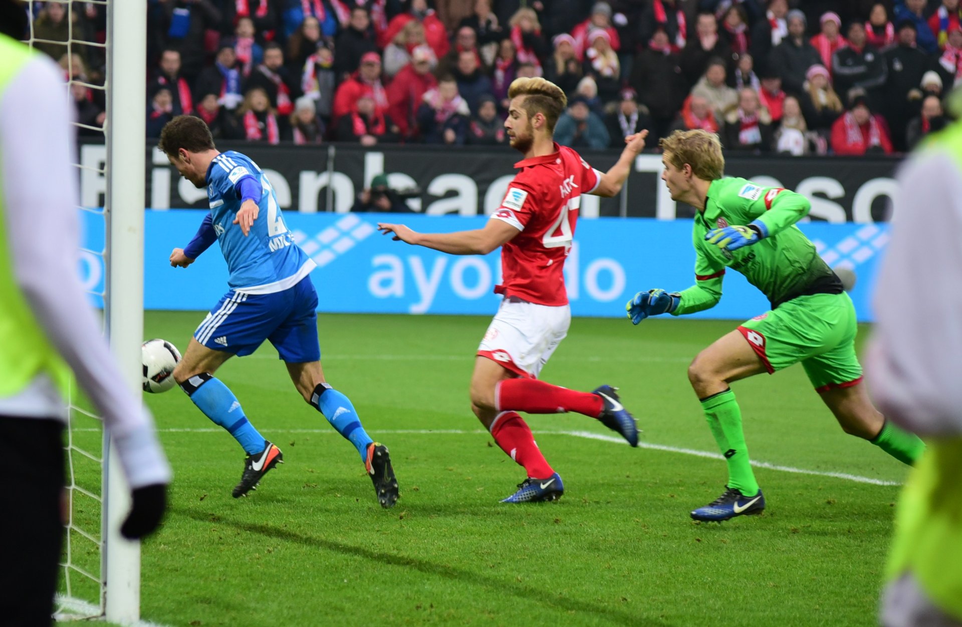 …der Ex-05er Nicolai Müller (l.) hatte wenig später das 0:2 auf dem Fuß, hätte seinen Lattenabpraller nur über die Linie schieben müssen – doch Innenverteidiger Alexander Hack klärte die Situation mit einer brillanten Grätsche. Es war eine der Schlüsselszenen der Partie.