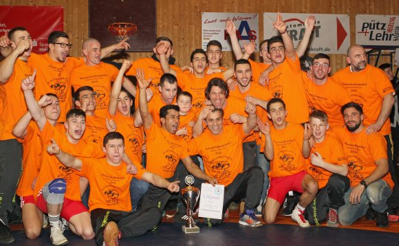 Die Nackenheimer Ringer haben es geschafft: Das Team von Trainer Ahmet Cakici (vorne in der Mitte) ist Meister der Rheinland-Pfalz-Liga.