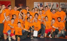 Die Nackenheimer Ringer haben es geschafft: Das Team von Trainer Ahmet Cakici (vorne in der Mitte) ist Meister der Rheinland-Pfalz-Liga.