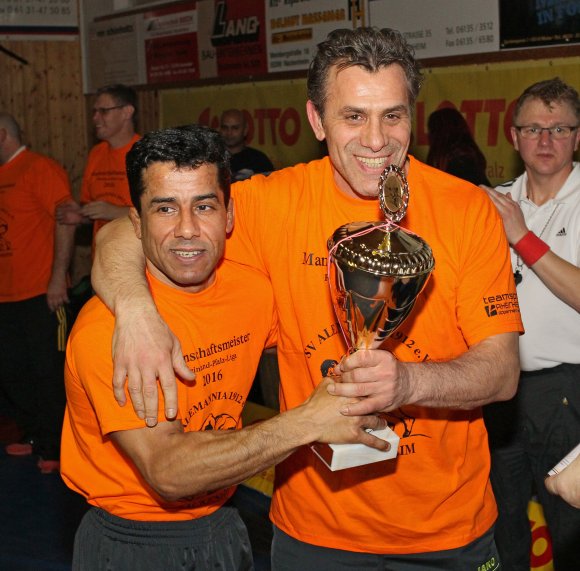 Der Meistertrainer und sein Routinier: Ahmet Cakici (r.) mit dem dreimaligen syrischen Olympiateilnehmer Khaled Al-Faraj. In welcher Liga die beiden in der kommenden Saison mit den Nackenheimern kämpfen, ist noch offen.