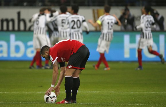 Die Frankfurter jubelten dreimal, den Mainzern blieb der Anstoßpunkt.