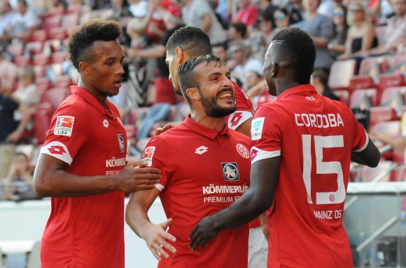 Jean-Philippe Gbamin (l.) ist mit zwei Gelb-Roten Karten der 05-interne Spitzenreiter in dieser Saison, Giulio Donati (M.) sah im Pokalspiel in Unterhaching die Ampelkarte, für Jhon Cordoba gab's am Dienstag in Frankfurt glatt Rot.