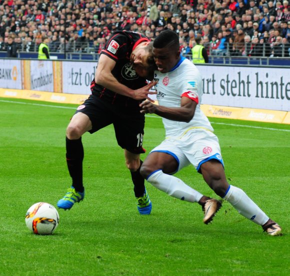 Jhon Cordoba (hier im Zweikampf mit dem Frankfurter David Abraham) muss wegen einer „Tätlichkeit gegen den Gegner in einem leichteren Fall“.