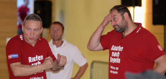 Stirn abwischen und weiter: 2017 soll für den Vorsitzenden Tolga Sancaktaroglu (r.), den Sportlichen Leiter Baris Baglan (l.) und die Ringer des ASV Mainz 88 wieder erfolgreicher verlaufen als die Übergangssaison 2016.