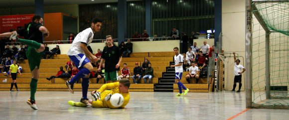 Das Entscheidungsspiel um den Gruppensieg war für den SV Gonsenheim (weißes Trikot: Belel Meslem) beim 6:1 über die TuS Marienborn (v.l. Dennis Ritz und Joshua Klüber) eine klare Sache und bedeutete den souveränen Einzug in die Zwischenrunde.
