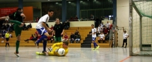 Das Entscheidungsspiel um den Gruppensieg war für den SV Gonsenheim (weißes Trikot: Belel Meslem) beim 6:1 über die TuS Marienborn (v.l. Dennis Ritz und Joshua Klüber) eine klare Sache und bedeutete den souveränen Einzug in die Zwischenrunde.