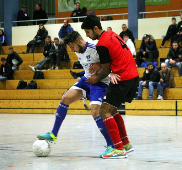 Denis Mavric (l.) und der Nieder-Olmer Arian Tavakoli im Kampf um den Ball. Der TSV Schott Mainz und der FSV Nieder-Olm waren die ranghöchsten Mannschaften im Siebenerfeld der Vorrundengruppe B. Allerdings ging es beim direkten Aufeinandertreffen im letzten Gruppenspiel nicht um den Staffelsieg, da die Nieder-Olmer zuvor bereits Federn gelassen hatten.