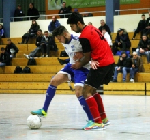 Denis Mavric (l.) und der Nieder-Olmer Arian Tavakoli im Kampf um den Ball. Der TSV Schott Mainz und der FSV Nieder-Olm waren die ranghöchsten Mannschaften im Siebenerfeld der Vorrundengruppe B. Allerdings ging es beim direkten Aufeinandertreffen im letzten Gruppenspiel nicht um den Staffelsieg, da die Nieder-Olmer zuvor bereits Federn gelassen hatten.