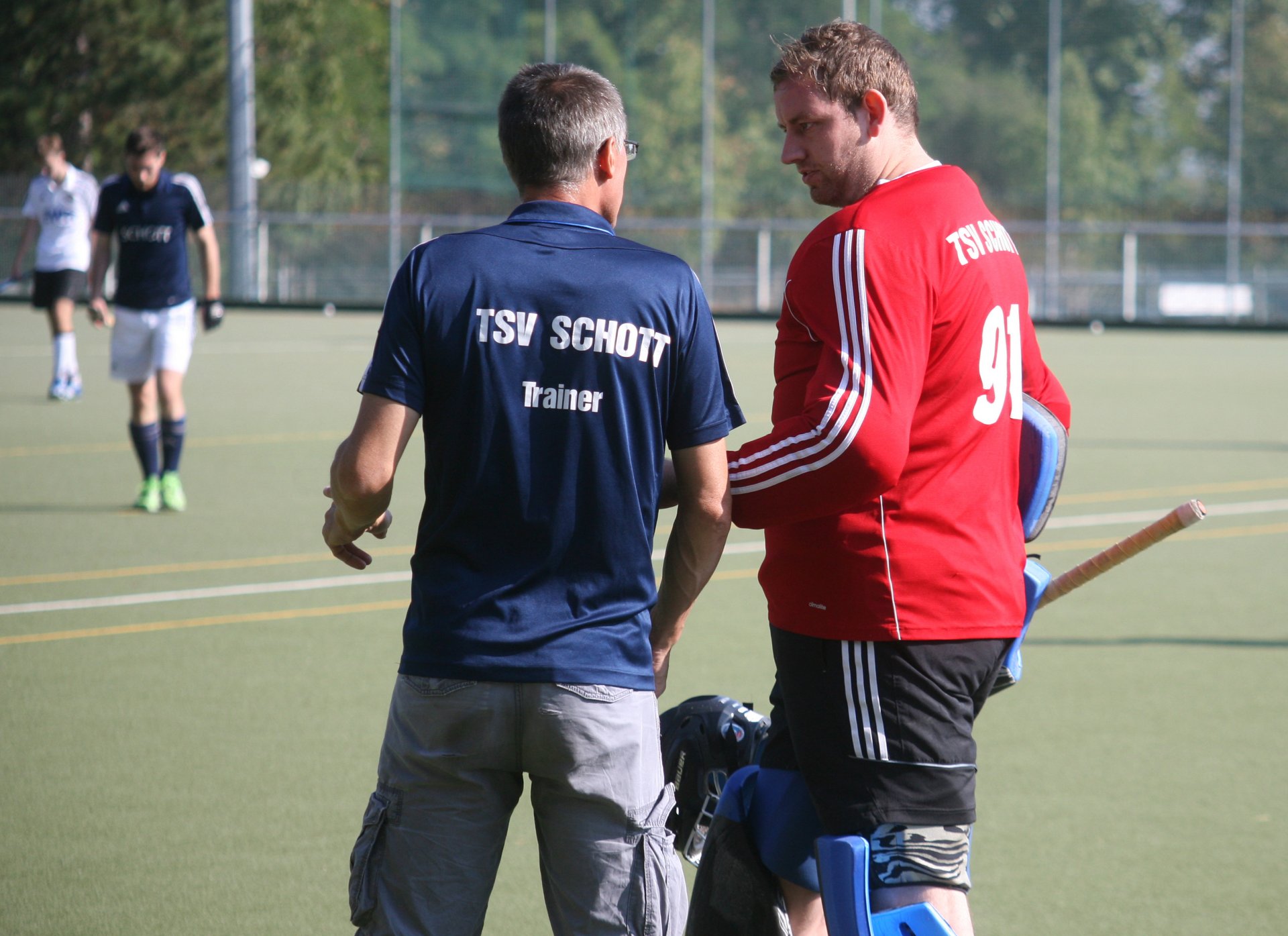 TRAINER GESUCHT  Die eigentlich nicht und irgendwie doch geklärte Trainerfrage kennzeichnet die Situation bei den Schott-Hockeymännern zu Beginn der neuen Feldrunde im September. Rolf Altherr (l.) wollte seinen Interimsposten eigentlich längst wieder abgegeben haben, doch im Sommer scheiterte die fast schon abgeschlossene Neuverpflichtung eines Trainers von außerhalb. Altherr trainiert das Regionalligateam somit bis zum Ende der Hallensaison weiter, und auch, wenn es bisher nicht offiziell verkündet ist, scheint klar, dass Kotrainer Tobias Jordan (r.) das Zepter früher oder später in die Hand nehmen wird.