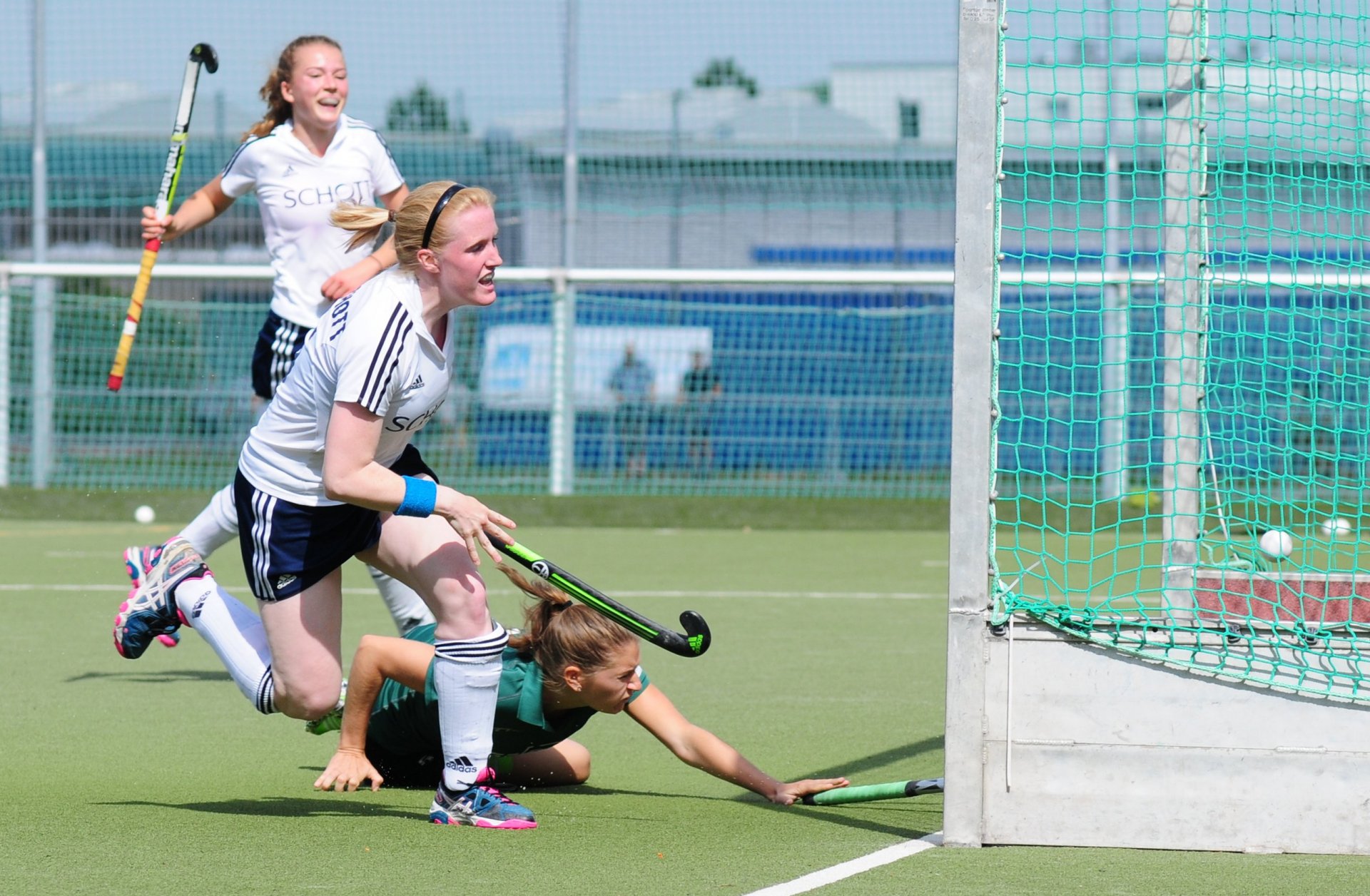 STOCKEND   Hoch einzuschätzen waren die sportlichen Perspektiven des Frauen-Hockeyteams des TSV Schott Mainz, nachdem die Mannschaft die starken A-Jugendjahrgänge der jüngsten Jahre eingebaut hat. Zusammen mit routinierteren Spielerinnen wie Amelie Neumann-Kleinpaul (vorne) scheinen die Pläne realistisch, im Feld um den Zweitligaaufstieg zu spielen. Schritt eins, die Reparatur des Oberligaabstiegs, gelang noch problemlos, doch auch noch die Feldrunde 2015/16 endete im Juli, ohne dass die Mannschaft am Aufstiegskampf beteiligt gewesen wäre. Nicht zuletzt, weil gegen die TG Frankenthal (Foto) erneut nur zwei Unentschieden zu Buche standen.
