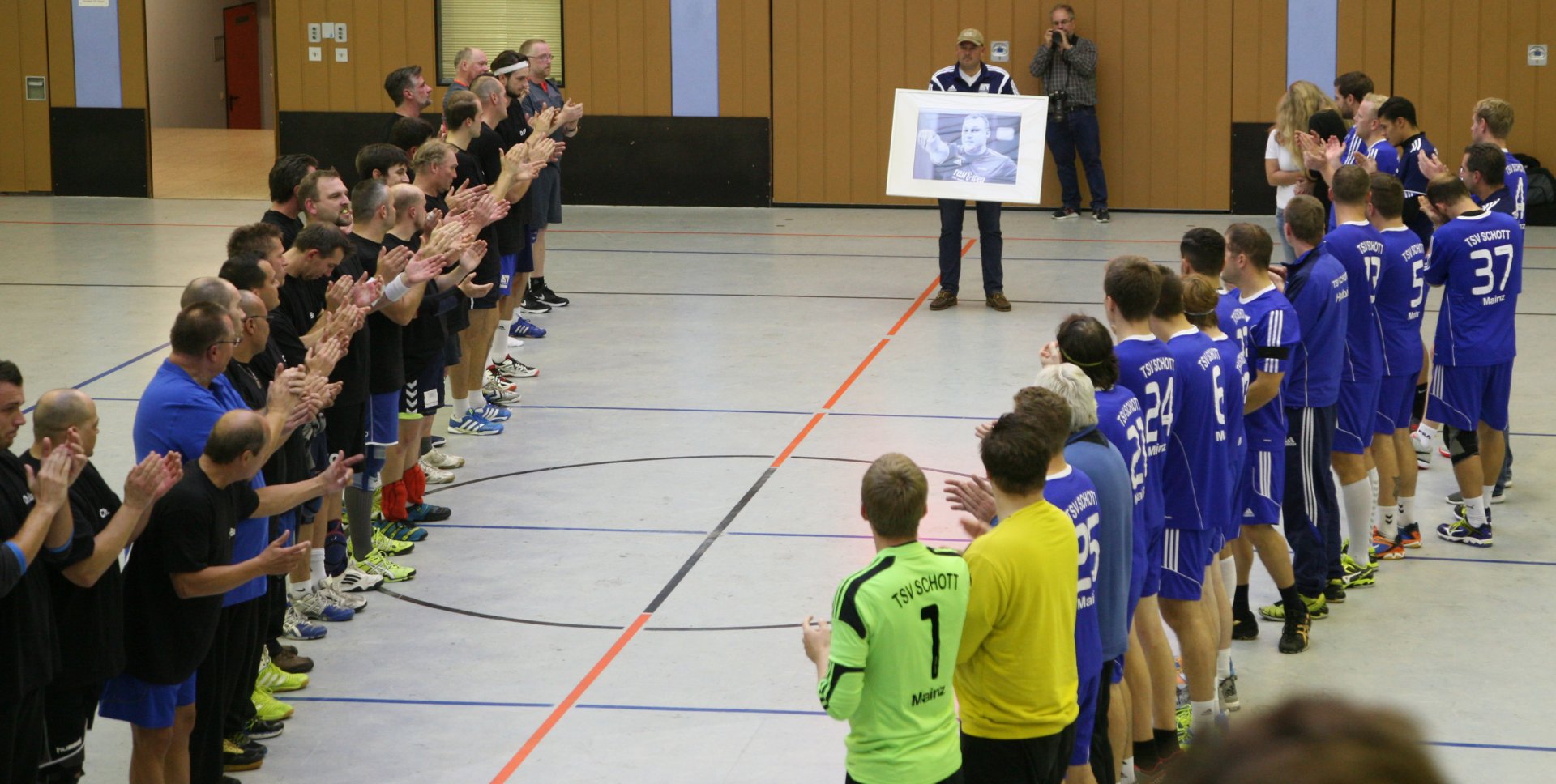 DAS BESONDERE SPIEL  Zu einer Ehrerbietung für den verstorbenen Handballer Christian Bauer trifft sich die rheinhessische Handballgemeinschaft Mitte Oktober in der Otto-Schott-Halle. Das Benefizspiel zugunsten der Familie des mit 40 Jahren dem Krebs erlegenen Spielers und Trainers, der viele Jahre bei der SG TSG/DJK Bretzenheim aktiv war und zuletzt die Schott-Männer trainert hatte, zieht mehrere hundert Zuschauer an. Die Veranstaltung zeigt, dass die hiesigen Handballvereine sich als Gemeinschaft verstehen können.