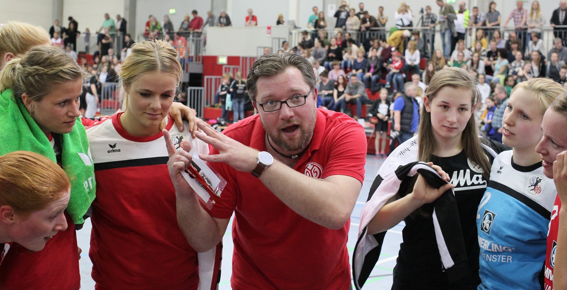GERADE SO  Auch in der vergangenen Zweitligasaison schaffen die Handballerinnen der FSG Mainz 05/Budenheim es nicht, sich als eine der besseren Mannschaften der Spielklasse zu etablieren. Trainer Thomas Zeitz bleibt mit der FSG zwar deutlich vor seinem Exklub und Stadtrivalen SG TSG/DJK Bretzenheim die Nummer eins in Mainz. Dennoch muss Zeitz, der im Herbst André Sikora-Schermuly abgelöst hatte, nach dem letzten Saisonspiel im Mai seinen Spielerinnen erklären, dass sie auf eine bessere nächste Saison setzen sollen. Erneut war es nicht auf dem Feld, sondern nur durch eine reduzierte Anzahl sportlicher Absteiger gelungen, in der Klasse zu bleiben. In der aktuellen Runde sieht es tatsächlich deutlich besser aus, die FSG schloss das Jahr auf Platz fünf ab.