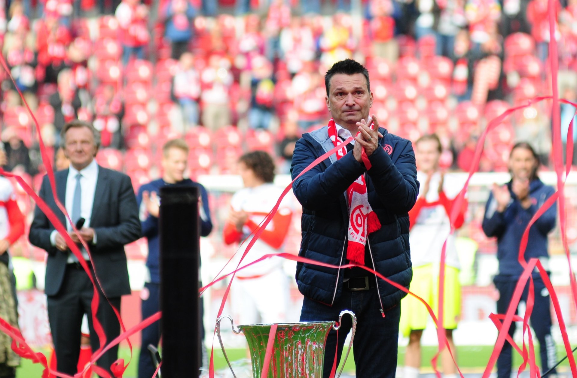 TRÄNENREICH  Am 14. Mai passiert, was noch zu Saisonbeginn kaum jemand in Mainz für möglich gehalten hätte: Christian Heidel verabschiedet sich vom FSV Mainz 05. Nach 24 Jahren, in denen der Manager den Klub geprägt hat wie kein zweiter, in denen er mit Trainern wie Wolfgang Frank, Jürgen Klopp, Thomas Tuchel und Martin Schmidt für sportliche Meilensteine an Bruchweg und Europakreisel gesorgt hat, wechselt der 52-Jährige zum FC Schalke 04. „Das war die schwerste Entscheidung in meinem Leben“, sagt er in seiner Ansprache nach dem letzten Saisonspiel. „Es war niemals eine Entscheidung gegen Mainz 05, sondern eine Lebensentscheidung.“ Und: „Danke.“ 