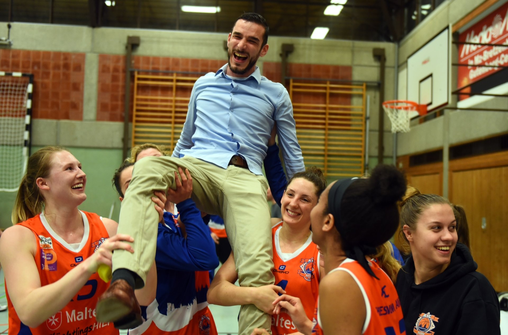 ABFLUG  Einen radikalen Schnitt macht Alexander Schoch: Der langjährige Trainer der Zweitliga-Basketballerinnen des ASC Mainz beendet zum Saisonende nicht nur seine Tätigkeit mit der Mannschaft und für den Verein, sondern zieht sich komplett aus dem Sport zurück und wechselt zu den Maltesern ins zivile Berufsleben. Seine Spielerinnen, mit denen er in einer schwierigen Saison den Klassenverbleib bewerkstelligt hatte, lassen ihn zum Abschied hochleben. Sein Nachfolger wird Alexander Heidbrink – der zur neuen Saison sowohl für die Ersten Herren als auch für die Damen des ASC zuständig ist. 