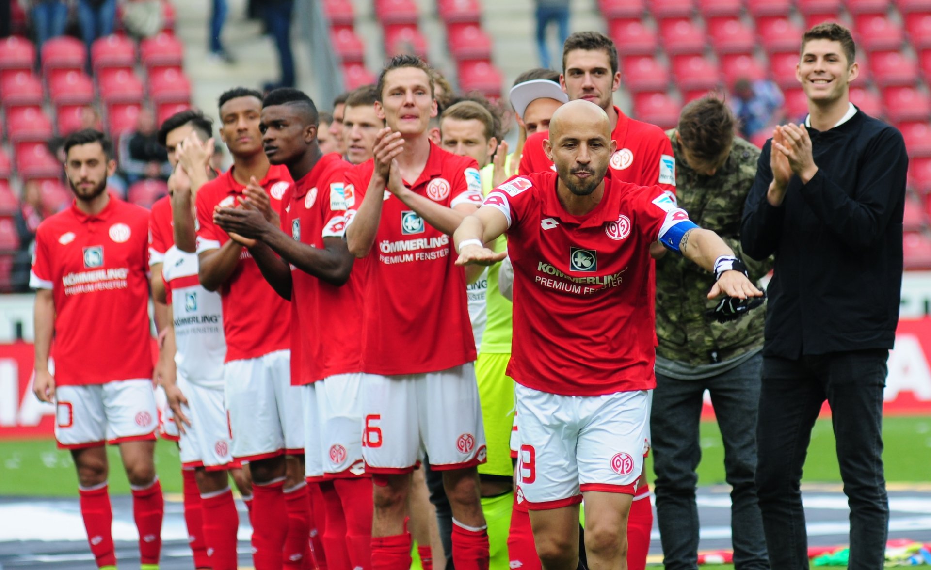 ADIOS  Und noch einer geht: Elkin Soto. Seine Einwechslung 30 Sekunden vor Schluss in der Nachspielzeit der Partie gegen Hertha BSC ist der emotionalste Moment des letzten Saisonspiels. Mehr als ein Jahr nach seiner schweren Knieverletzung darf der Publikumsliebling noch einmal mitwirken, bevor er in seine kolumbianische Heimat zurückkehren wird – Trainer Martin Schmidt erhörte das Flehen der Fans, nachdem er eigentlich schon Leon Balogun für den dritten Wechsel herbeigerufen hat. Im Fußball, in diesem kernigen Männergeschäft, ist eben doch noch Platz für Romantik.