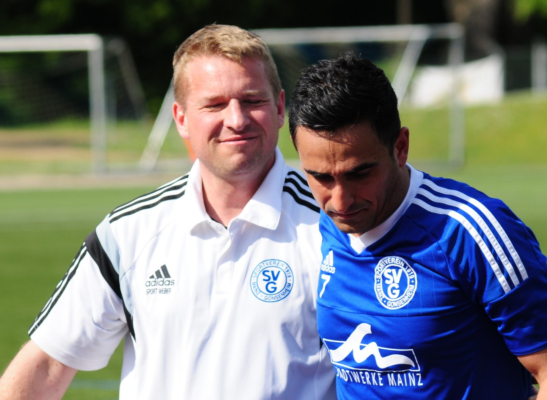 SEITENWECHSEL  Babak Keyhanfar (r.) macht Schluss. Aber nicht so richtig. Der Stürmer des Fußball-Oberligisten SV Gonsenheim beendet seine aktive Karriere, um nach anderthalb Jahren als spielender Kotrainer von Jörg Jansohn (l.) das Amt des Cheftrainers zu übernehmen. Erster Erfolg: Keyhanfar führt seine Mannschaft bis ins Halbfinale des Verbandspokals, in dem die Gonsenheimer in Morlautern unterliegen.