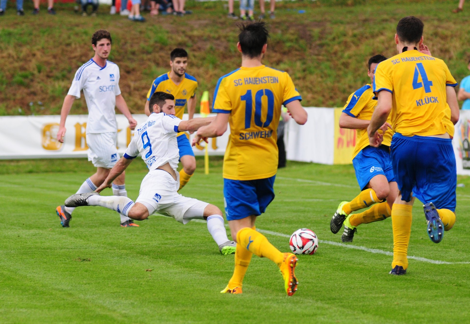 HAUCHDÜNN 1000 Zuschauer, 120 Minuten, drei Tore – aber eines mehr für den Gegner. Mit 1:2 scheitert der TSV Schott Mainz im Finale des Fußball-Verbandspokals am Oberligakonkurrenten SC Hauenstein. Anstelle des drei Wochen zuvor suspendierten Kayhan Cakici führen die Interimstrainer Klaus Bauer und Bernd Bangel die Werkself in Mechtersheim in einem packenden Duell um ein Haar zum größten Erfolg, den je eine Mainzer Mannschaft (mit Ausnahme der 05-Amateure in früheren Jahren) erreicht hat – das freilich gilt auch schon für den Einzug ins Endspiel.