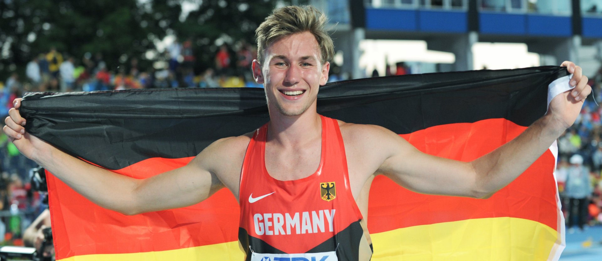 ATHLETENKÖNIG II   Niklas Kaul ist das Maß aller Dinge beim Zehnkampf-Nachwuchs. Ein Jahr nach seinem Triumph bei den U-18-Weltmeisterschaften mit der Weltbestleistung von 8002 Punkten gewinnt der Athlet des USC Mainz im polnischen Bydgoszcz auch den U-20-Titel. Und nach einer fulminanten Aufholjagd in den letzten drei Disziplinen auch hier mit neuem Weltrekord von 8162 Punkten. Wenige Tage nach Manuel Wagners Gold bei der U-18-EM holt Kaul damit den dritten internationalen Titel in die Mainzer Trainingsgruppe.