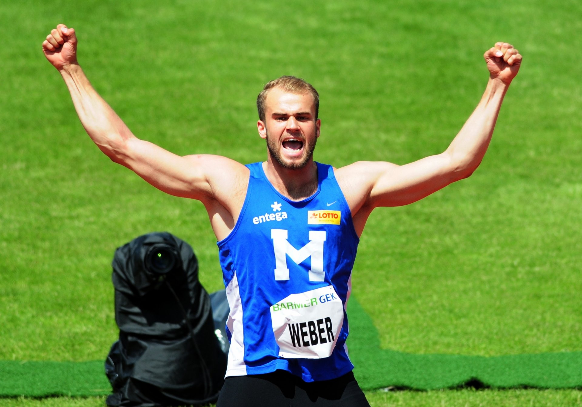WEITENJÄGER  Erst im allerletzten Moment hat sich Julian Weber (hier beim Gewinn der DM-Silbermedaille in Kassel) die Teilnahme an den Olympischen Spielen gesichert – dann benötigt der Speerwerfer des USC Mainz in der Qualifikation nur einen einzigen Versuch, um ins Finale einzuziehen. 84,46 Meter sind die drittbeste Weite seine Karriere. Doch als es drei Tage später um die Medaillen geht, landet der Speer mehr als drei Meter früher; das reicht nur für den neunten Platz. Aber Weber ist erst 21 Jahre alt, hat die Zukunft noch vor sich, und was er wirklich kann, zeigt er bei den folgenden Meetings: Beim Istaf in Berlin verbessert er sich auf 88,29 Meter.