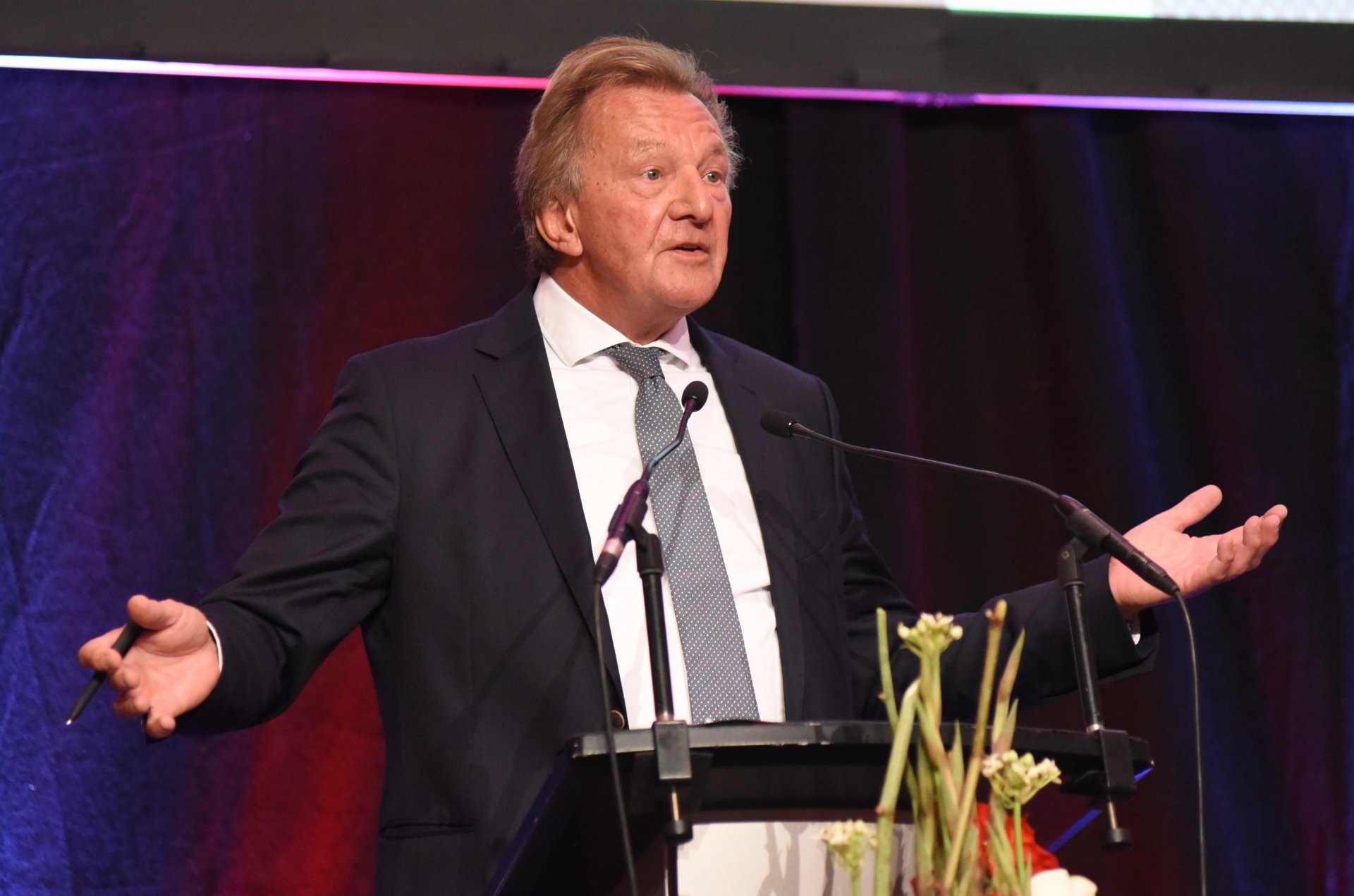 ALTERNATIVLOS  Harald Strutz übersteht alle Kritik, die ihm sein Finanzgebaren an der Spitze des FSV Mainz 05 eingebracht hat, fast ohne Kratzer. Den heftigen öffentlichen Reaktionen folgen im September und November zahme Mitgliedersammlungen. Und der Präsident lässt keinen Zweifel daran, dass er auch künftig das Amt des Vereinsbosses übernehmen will: „Wer soll es denn sonst sein?“