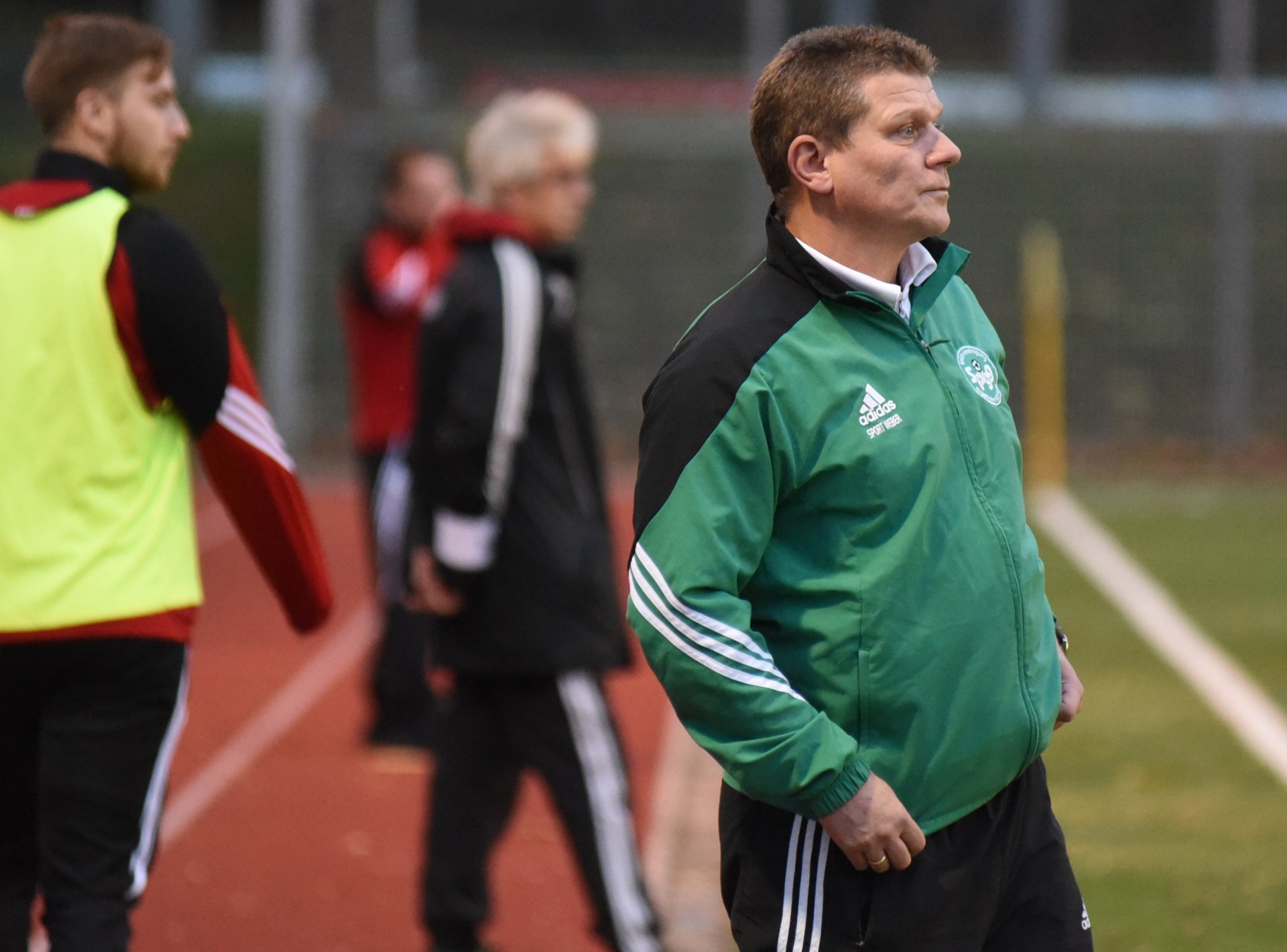 WIEDERKEHR   Bert Balte steht wie gewohnt am Spielfeldrand des Kunstrasenplatzes der SVW Mainz. Aber warum trägt der Fußballtrainer einen grünen Trainingsanzug? Am zweiten Rückrundenspieltag der Landesliga Ost kommt es Mitte November zur brisanten Rückkehr Baltes an die alte Wirkungsstätte. Zwei Monate zuvor hat er bei den abstiegsbedrohten Weisenauern die Brocken hingeworfen und wenige Wochen später bei der SpVgg Ingelheim, dem Tabellenletzten, angeheuert. Die SVW, bei der Michael Horn seine Rückkehr als Trainer feiert, besiegt die SpVgg in einer Partie ohne Nebengeräusche mit 3:2.