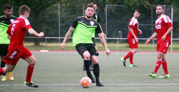 Dennis Kirn (Mitte) besiegte mit dem SV Italclub Anfang August die SVW Mainz in der ersten Runde des Verbandspokals mit 4:0. Mit diesem Auftritt begann die Krisensaison des Landesligisten, die Kirn nun mit zu einem guten Ende führen soll.