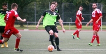 Dennis Kirn (Mitte) besiegte mit dem SV Italclub Anfang August die SVW Mainz in der ersten Runde des Verbandspokals mit 4:0. Mit diesem Auftritt begann die Krisensaison des Landesligisten, die Kirn nun mit zu einem guten Ende führen soll.
